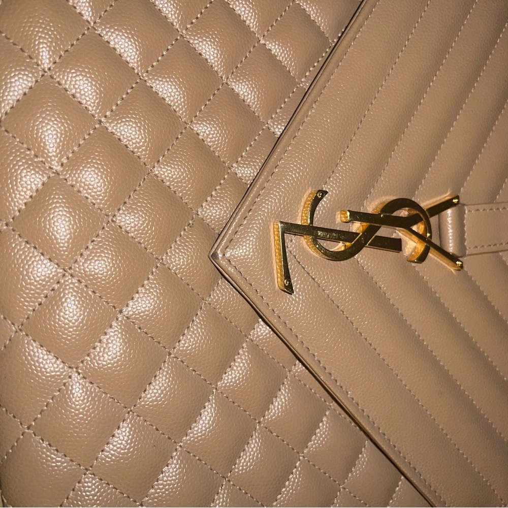 YSL MEDIUM ENVELOPE IN QUILTED GRAIN DE POUDRE LEATHER